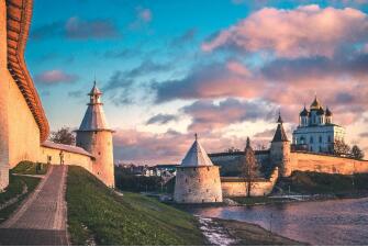 Новгородские сказания, да Псковские предания (Великий Новгород с театрализованной программой по Новгородскому Кремлю - фолк-рок-мюзикл «Садко» - Псковская и Изборская крепости - Печоры - Старая Русса  с экскурсией в дом-музей Ф.М. Достоевского - Иверский монастырь  - Валдай с музеем колоколов, 4 дня +ж/д)