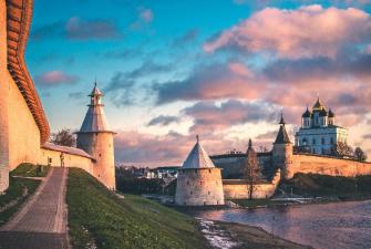 Новгородские сказания, да Псковские предания (Великий Новгород с театрализованной программой по Новгородскому Кремлю - фолк-рок-мюзикл «Садко» - Псковская и Изборская крепости - Печоры - Старая Русса  с экскурсией в дом-музей Ф.М. Достоевского - Иверский монастырь  - Валдай с музеем колоколов, 4 дня +ж/д)