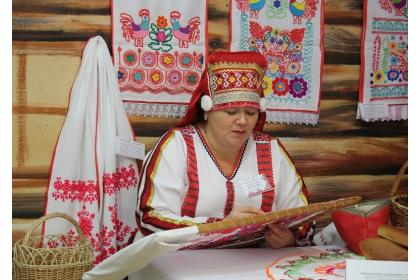 По следам эрзи и мокши (Саранск - национальный театр с постановкой по эпосу и священным обрядам народов эрзя и мокша - Арзамас - Болдино - мокшанская деревня Старая Теризморга с интерактивной программой и национальным обедом из печи, 3 дня + ж/д)*