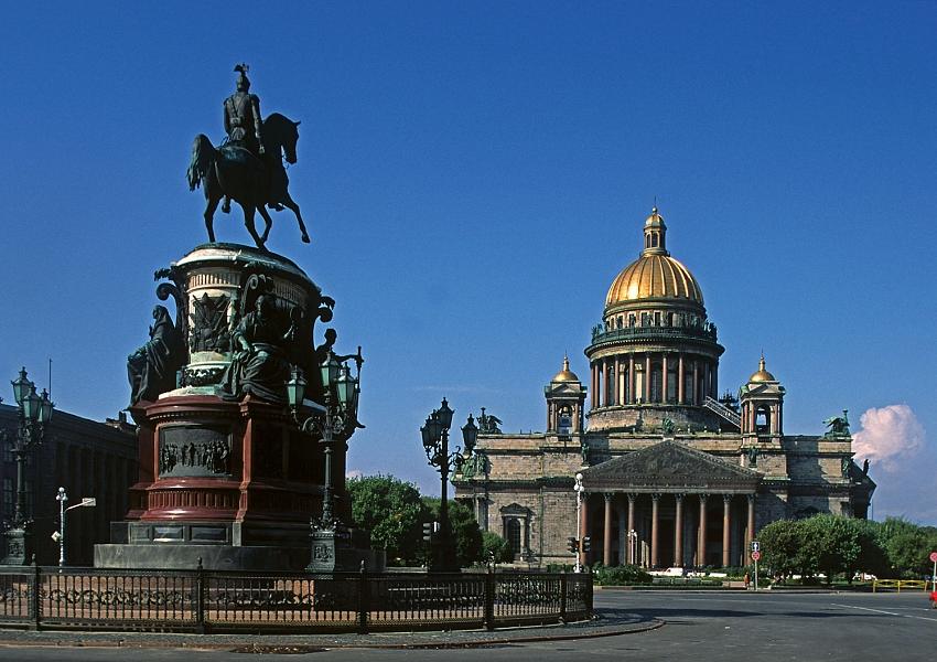 Памятник у исаакиевского. Памятник в СПБ У Исаакиевского собора.